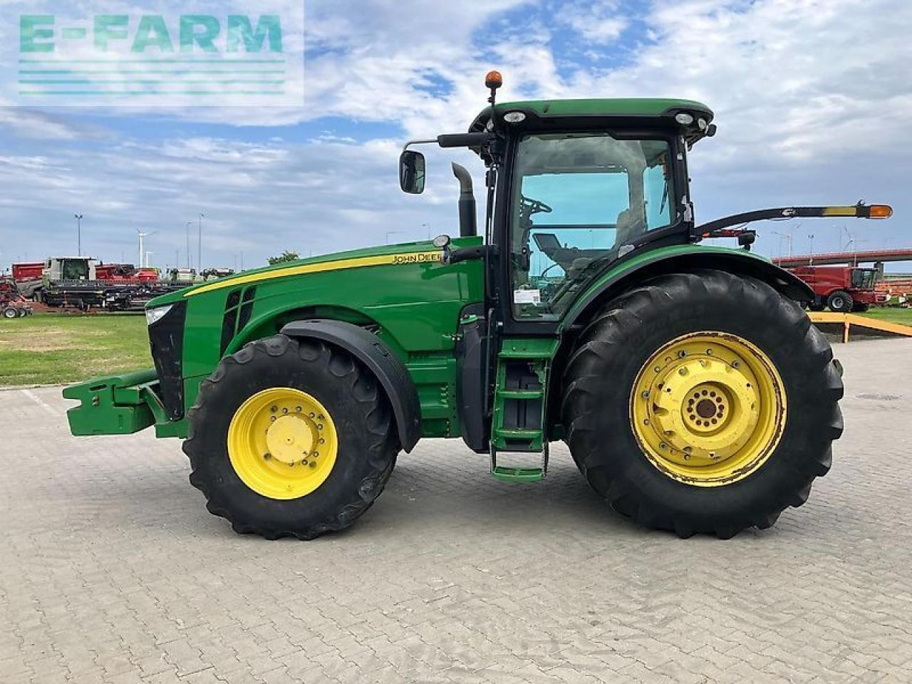 Farm tractor John Deere 8270r: picture 26