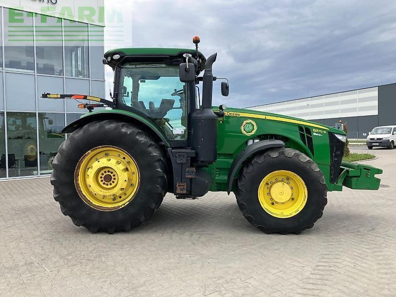 Farm tractor John Deere 8270r: picture 22