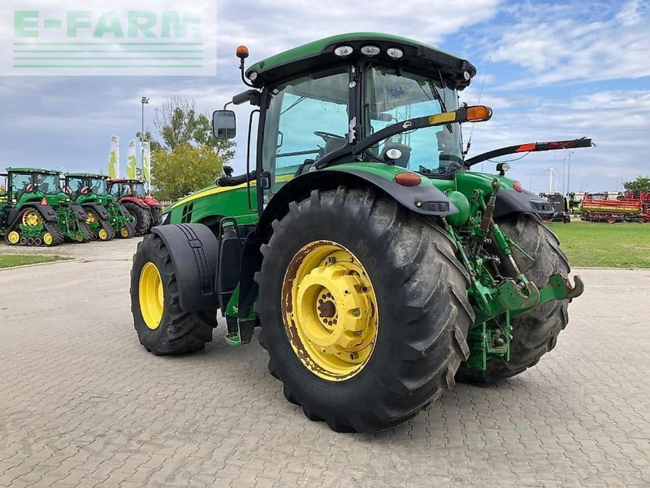 Farm tractor John Deere 8270r: picture 25