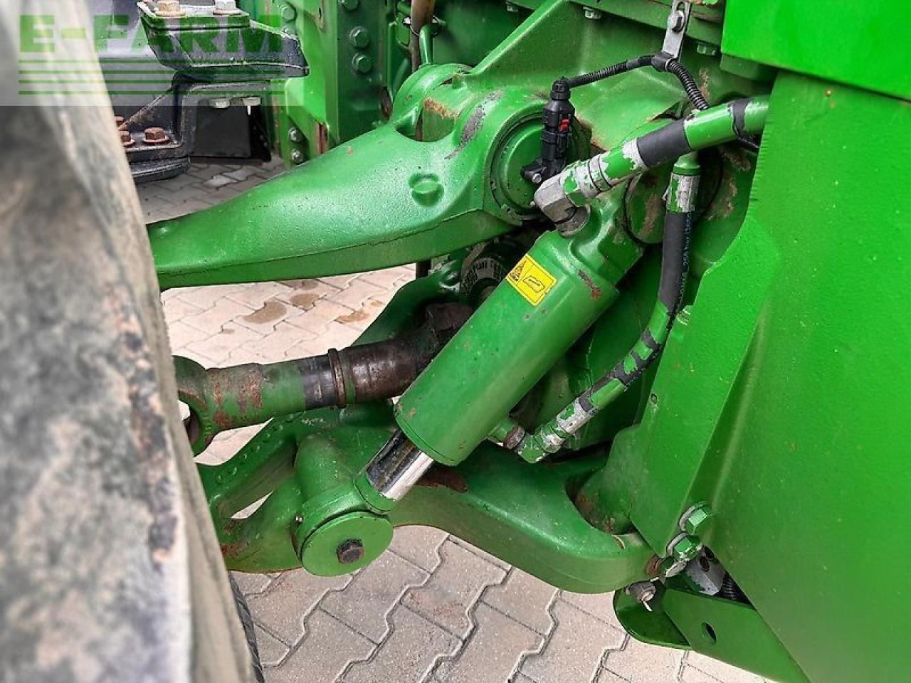 Farm tractor John Deere 8270r: picture 9