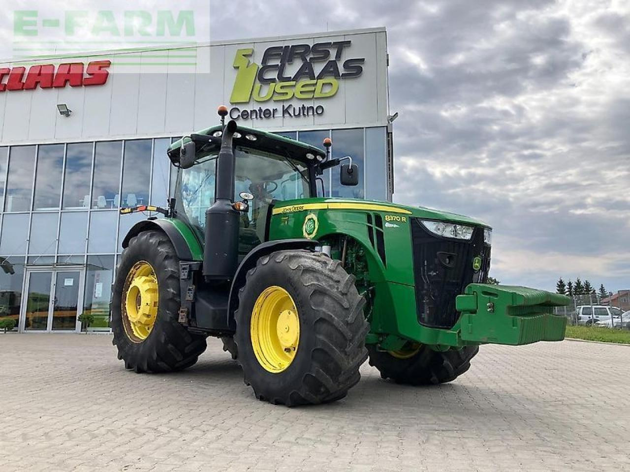 Farm tractor John Deere 8270r: picture 21