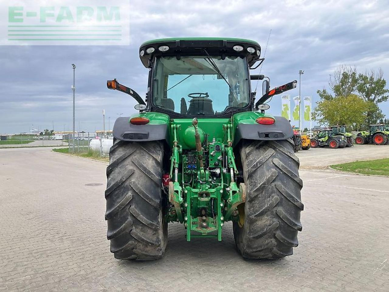 Farm tractor John Deere 8270r: picture 24