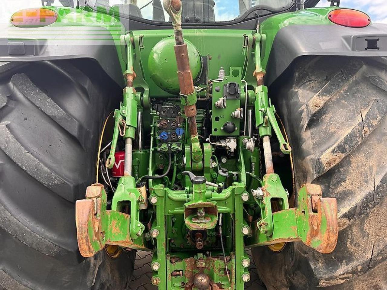Farm tractor John Deere 8270r: picture 12