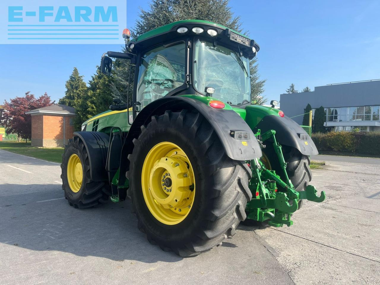Farm tractor John Deere 8370R: picture 16