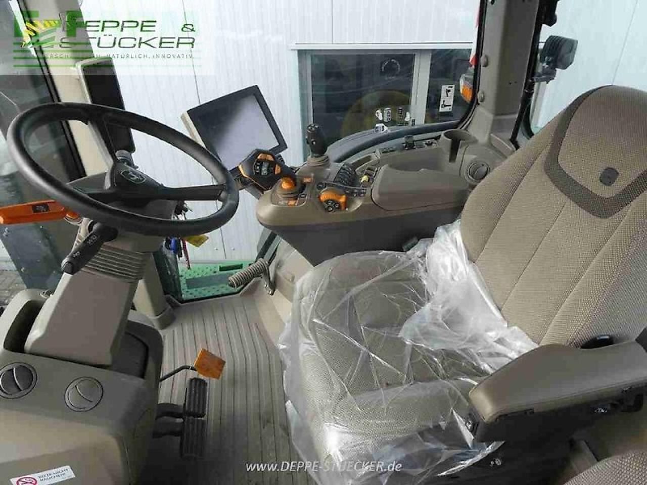 Farm tractor John Deere 8r 370: picture 12