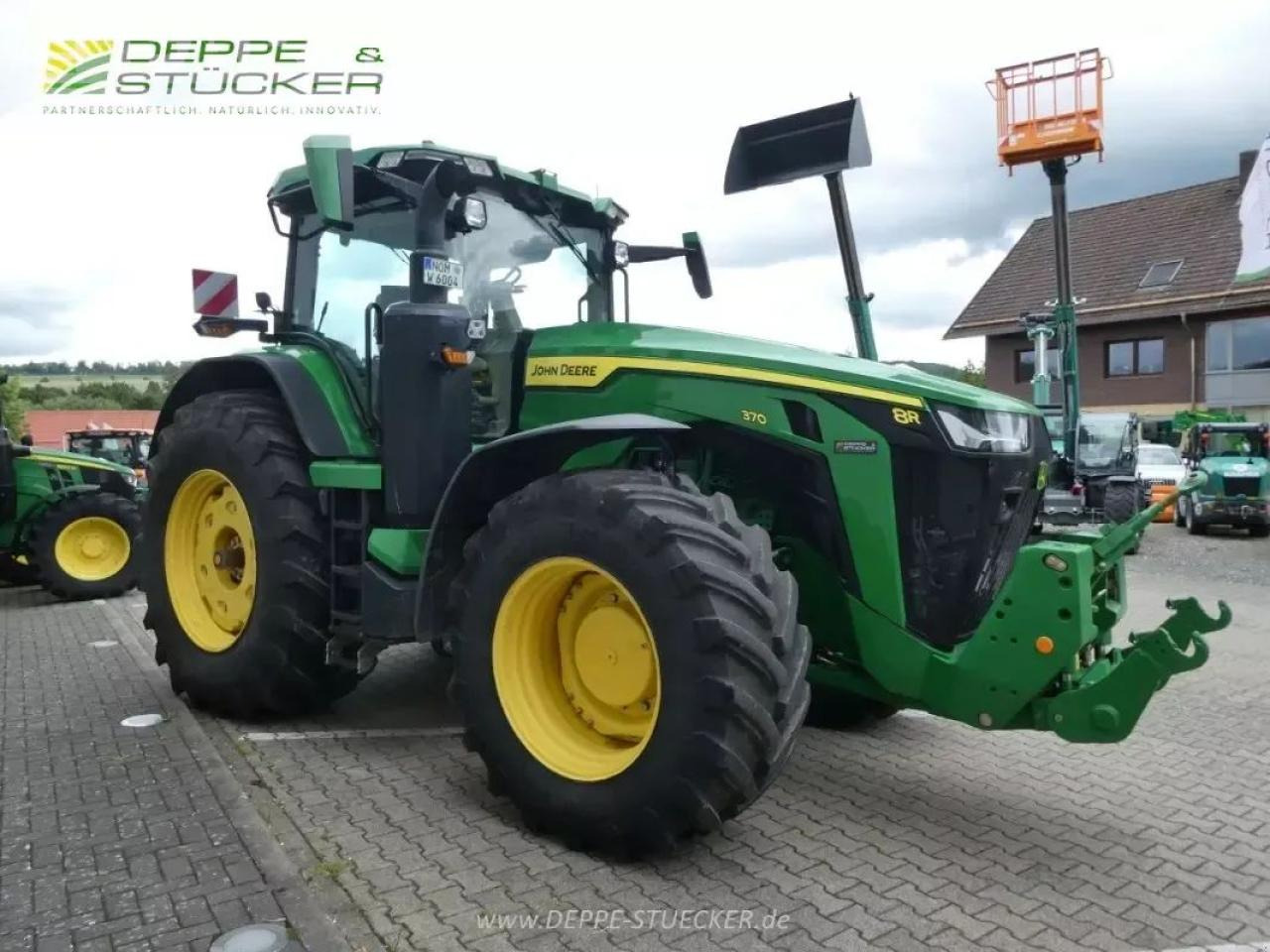 Farm tractor John Deere 8r 370: picture 18