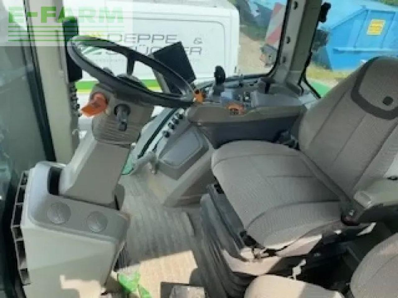 Farm tractor John Deere 8r 370: picture 8