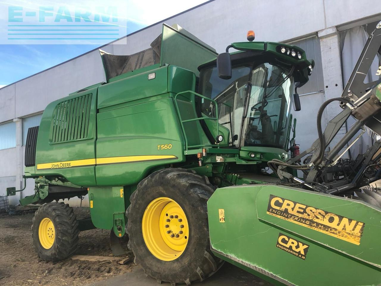 John Deere T560 - Combine harvester: picture 2 John Deere T560 - Combine harvester: picture 2