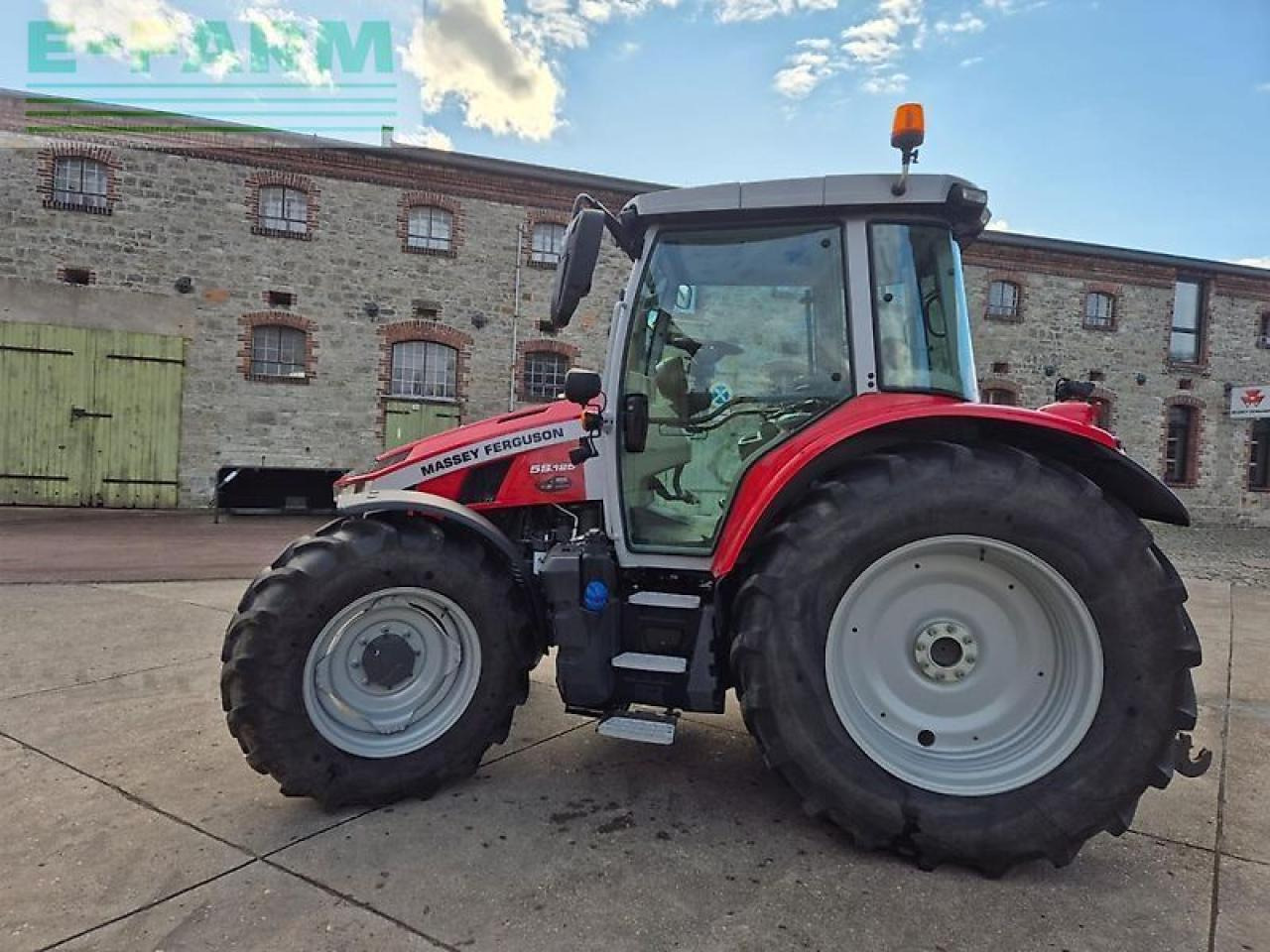 Massey Ferguson 5s.125 dyna-4 essential Essential - Farm tractor: picture 5 Massey Ferguson 5s.125 dyna-4 essential Essential - Farm tractor: picture 5