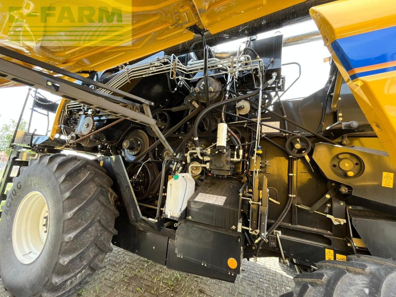 Combine harvester New Holland CX 6.90: picture 23
