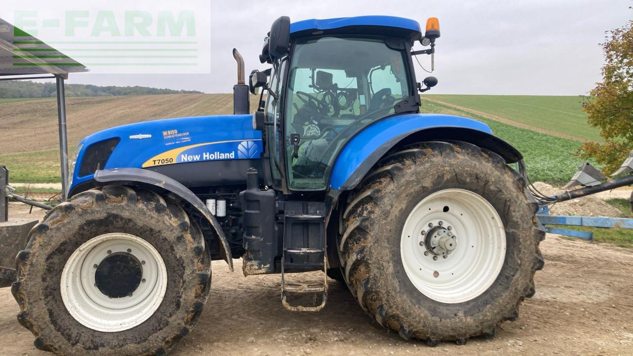 New Holland T7050 - Farm tractor: picture 2 New Holland T7050 - Farm tractor: picture 2
