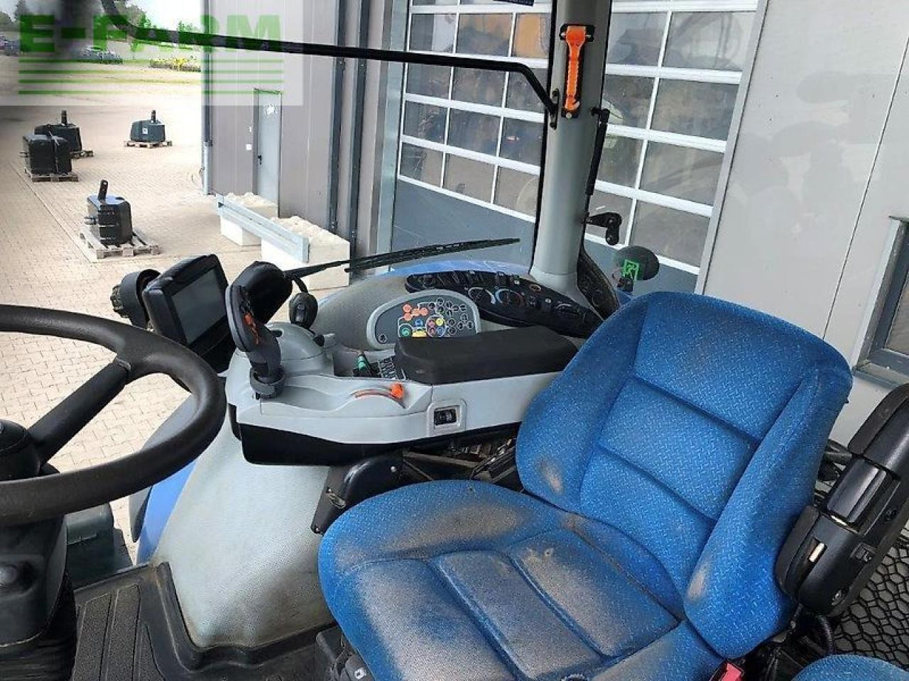 Farm tractor New Holland t8.360: picture 9