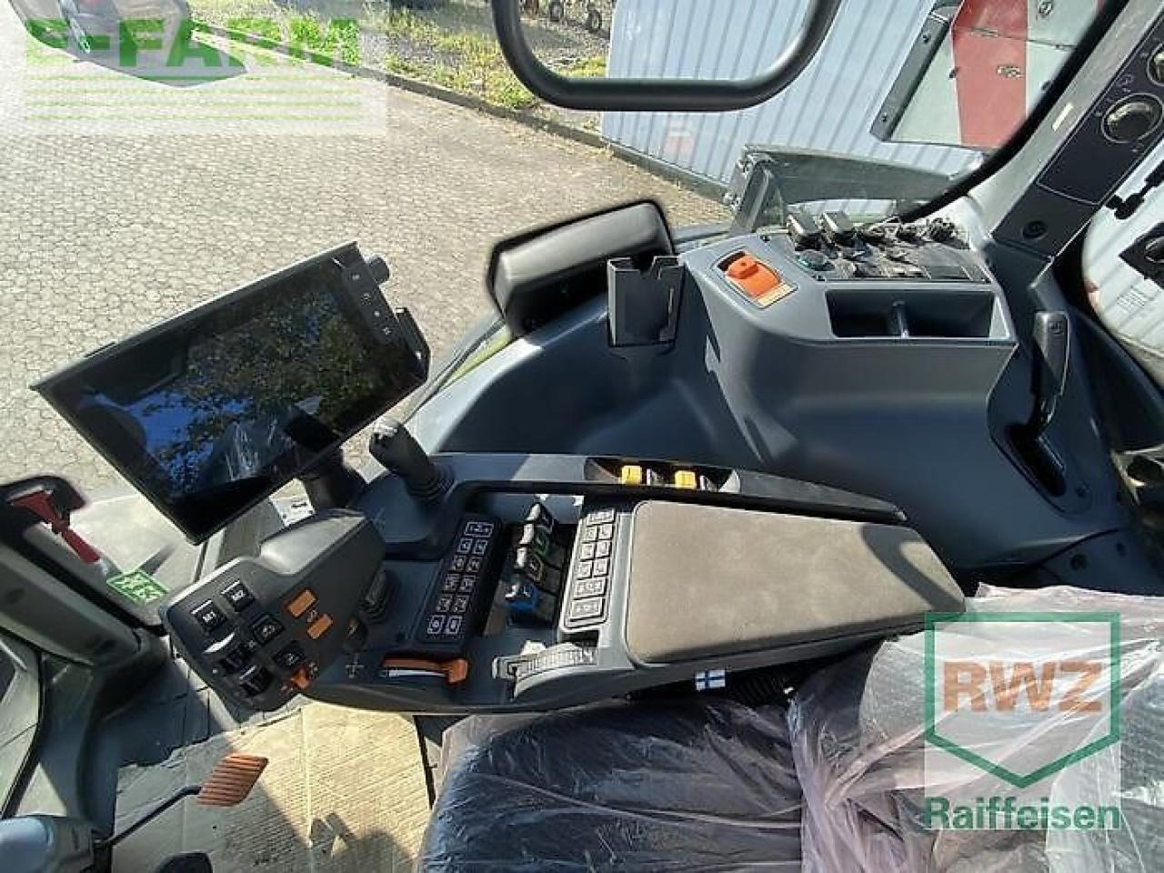 Farm tractor Valtra q305: picture 9