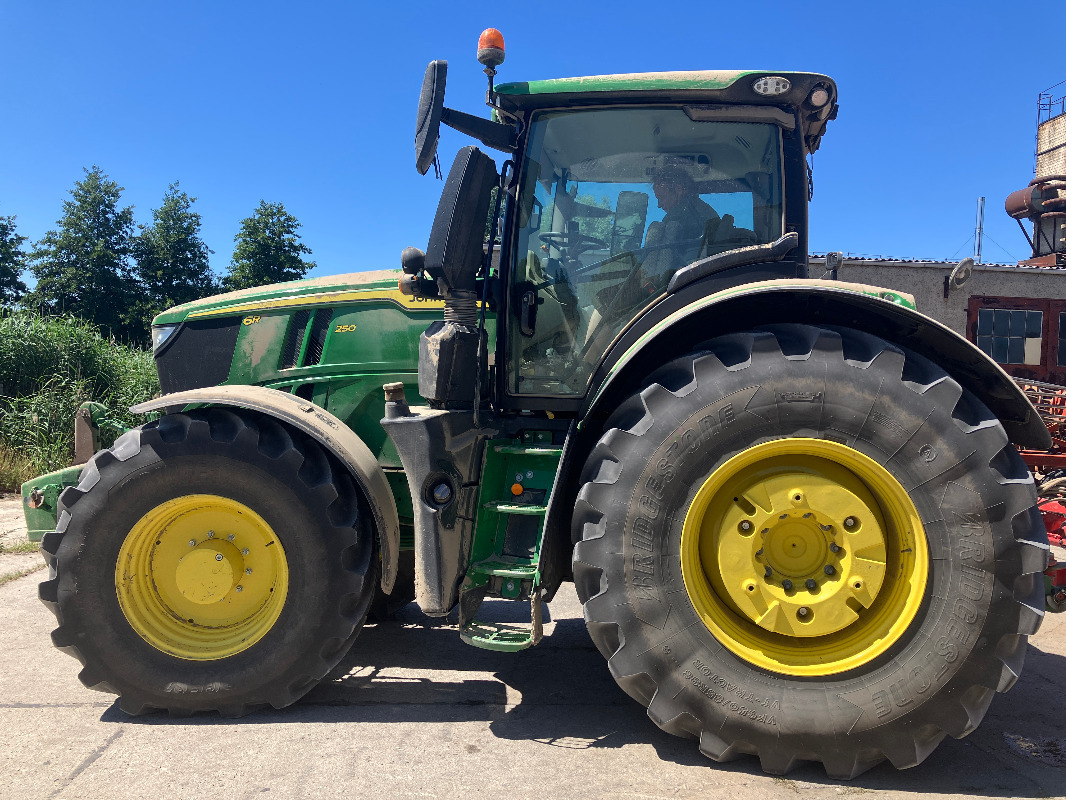 John Deere 6R250 - Farm tractor: picture 2 John Deere 6R250 - Farm tractor: picture 2