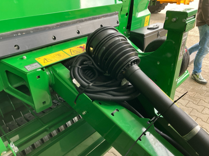John Deere V451G - Bale wrapper: picture 2 John Deere V451G - Bale wrapper: picture 2