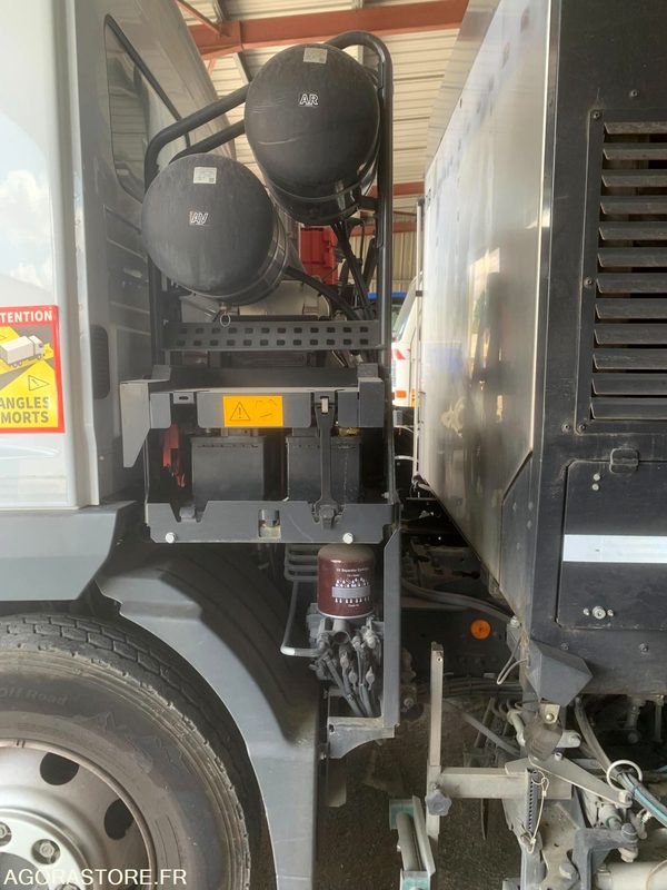 BALAYEUSE COMPOSÉE D'UN PORTEUR MERCEDES ET D'UN SYSTÈME DE BALAYAGE SCHMIDT - Road sweeper: picture 2 BALAYEUSE COMPOSÉE D'UN PORTEUR MERCEDES ET D'UN SYSTÈME DE BALAYAGE SCHMIDT - Road sweeper: picture 2