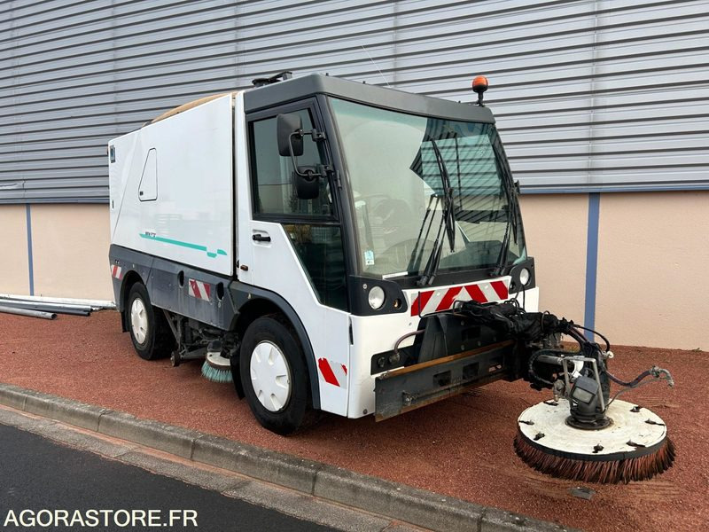 BALAYEUSE DE VOIRIE - AEBI - MFH 5500 - 2012 - 12 143 HEURES - Road sweeper: picture 2 BALAYEUSE DE VOIRIE - AEBI - MFH 5500 - 2012 - 12 143 HEURES - Road sweeper: picture 2