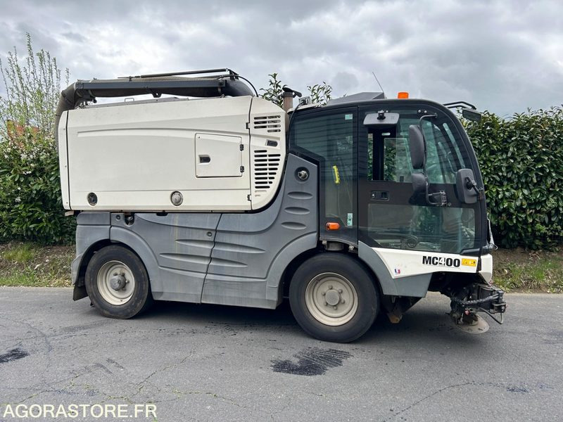 BALAYEUSE DE VOIRIE - MATHIEU GRAND AZURA MC 400 - 2 292 H - 2014 - Road sweeper: picture 3 BALAYEUSE DE VOIRIE - MATHIEU GRAND AZURA MC 400 - 2 292 H - 2014 - Road sweeper: picture 3