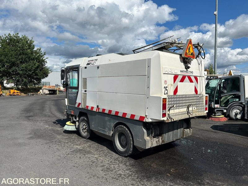 BALAYEUSE DE VOIRIE - MATHIEU RAVO C 540 - 2005 - 16 210 H - Road sweeper: picture 4 BALAYEUSE DE VOIRIE - MATHIEU RAVO C 540 - 2005 - 16 210 H - Road sweeper: picture 4