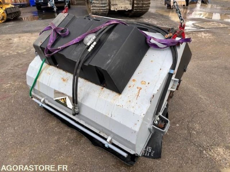 BALAYEUSE RAMASSEUSE AVEC ARROSAGE POUR SKID 155 CM - Road sweeper: picture 3 BALAYEUSE RAMASSEUSE AVEC ARROSAGE POUR SKID 155 CM - Road sweeper: picture 3