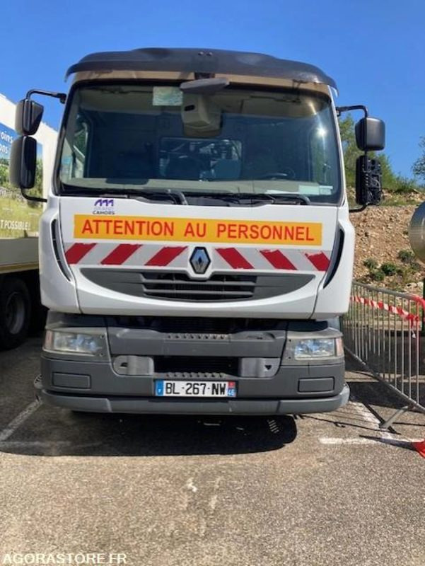 BOM Renault Midlum en attente - Garbage truck: picture 1 BOM Renault Midlum en attente - Garbage truck: picture 1
