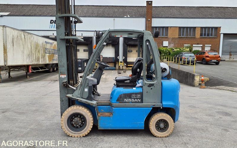 Chariot élévateur frontal GAZ Nissan 2827 heures Triplex UD02A25PQ - 3F550 - LPG forklift: picture 1 Chariot élévateur frontal GAZ Nissan 2827 heures Triplex UD02A25PQ - 3F550 - LPG forklift: picture 1