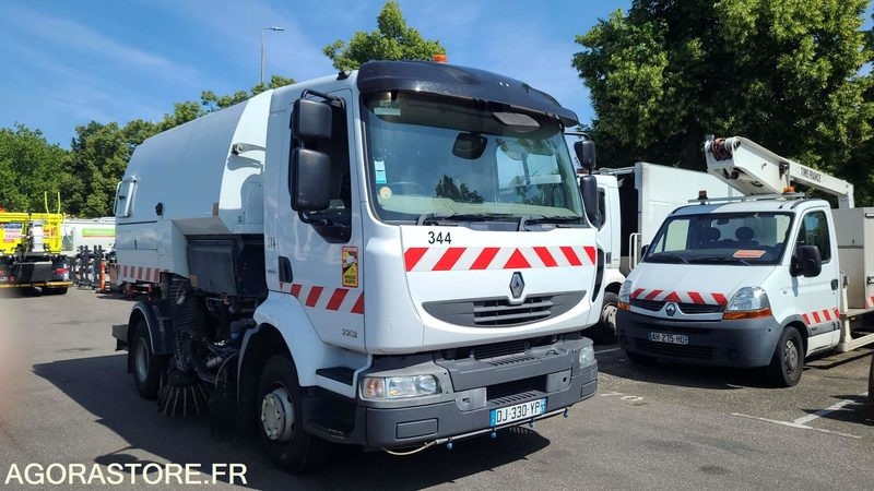 DJ 330 YP - RENAULT MIDLUM 220 - 2014 - 96138KM - Road sweeper: picture 1 DJ 330 YP - RENAULT MIDLUM 220 - 2014 - 96138KM - Road sweeper: picture 1
