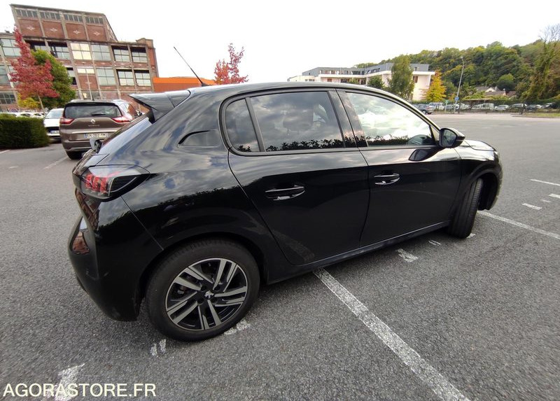PEUGEOT 208 100 S&S EAT8 - finition ALLURE - MEC 2023 - Car: picture 4 PEUGEOT 208 100 S&S EAT8 - finition ALLURE - MEC 2023 - Car: picture 4