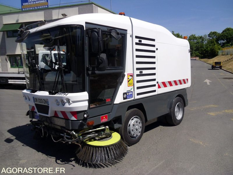 RAVO 560 E5 - Balayeuse Compacte 4m3 - 2013 / 120389 KM (CW333ZH) - Road sweeper: picture 1 RAVO 560 E5 - Balayeuse Compacte 4m3 - 2013 / 120389 KM (CW333ZH) - Road sweeper: picture 1