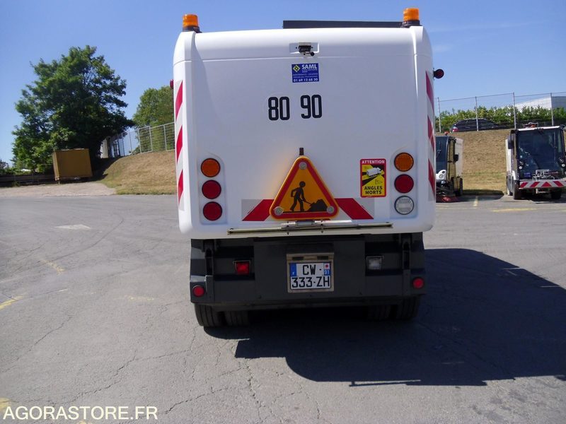 RAVO 560 E5 - Balayeuse Compacte 4m3 - 2013 / 120389 KM (CW333ZH) - Road sweeper: picture 2 RAVO 560 E5 - Balayeuse Compacte 4m3 - 2013 / 120389 KM (CW333ZH) - Road sweeper: picture 2