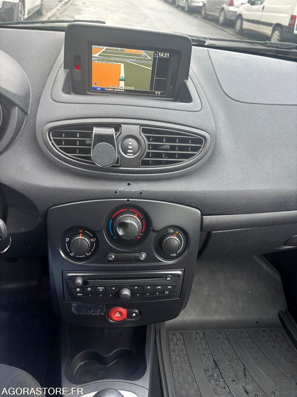 Car RENAULT - CLIO III (1.5 DCI) - DIESEL - 212000 kms - année 2013: picture 10 Car RENAULT - CLIO III (1.5 DCI) - DIESEL - 212000 kms - année 2013: picture 10