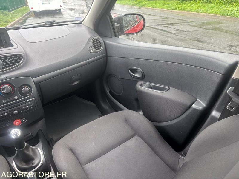 Car RENAULT - CLIO III (1.5 DCI) - DIESEL - 212000 kms - année 2013: picture 13 Car RENAULT - CLIO III (1.5 DCI) - DIESEL - 212000 kms - année 2013: picture 13