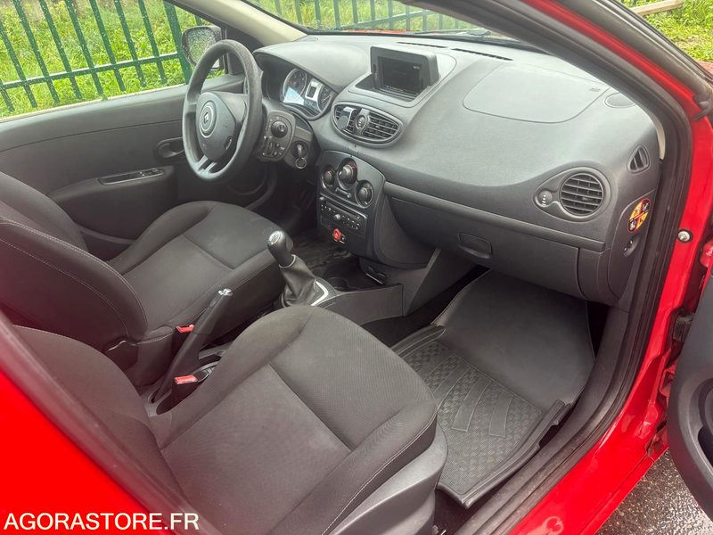 Car RENAULT - CLIO III (1.5 DCI) - DIESEL - 212000 kms - année 2013: picture 9 Car RENAULT - CLIO III (1.5 DCI) - DIESEL - 212000 kms - année 2013: picture 9