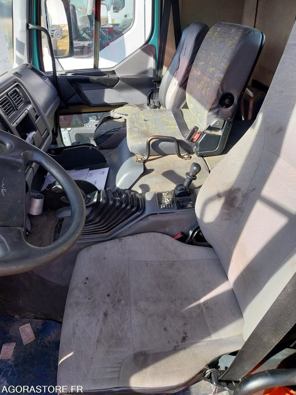 RENAULT PREMIUM 300-19 / 2001 / 816 010 km - Cab chassis truck: picture 5 RENAULT PREMIUM 300-19 / 2001 / 816 010 km - Cab chassis truck: picture 5
