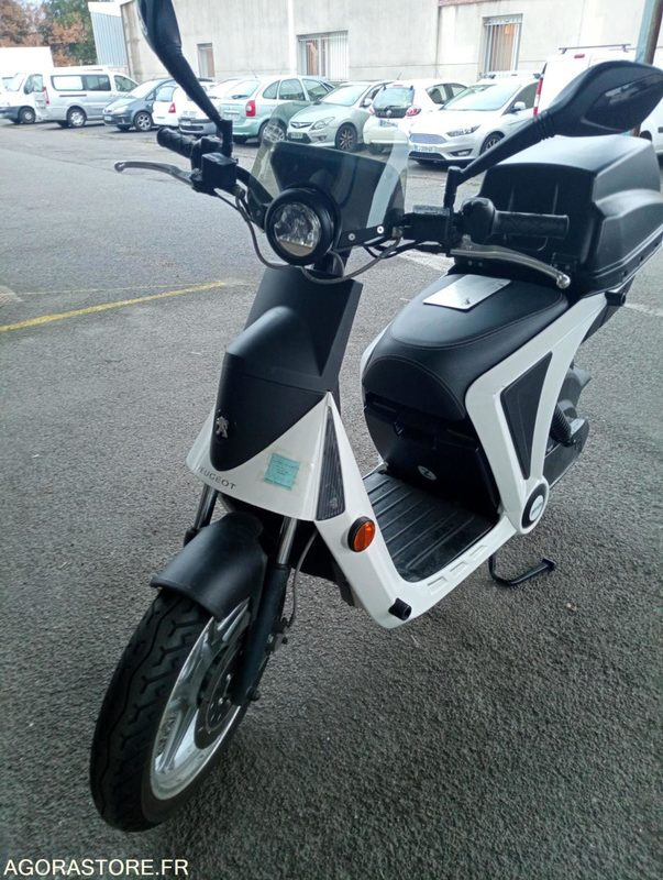 Scooter électrique Peugeot Genzee - Motorcycle: picture 1 Scooter électrique Peugeot Genzee - Motorcycle: picture 1