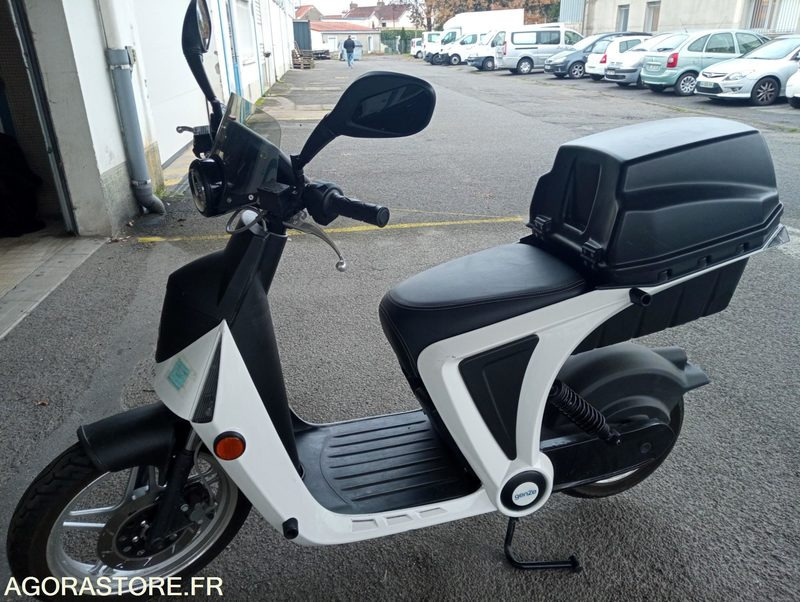 Scooter électrique Peugeot Genzee - Motorcycle: picture 2 Scooter électrique Peugeot Genzee - Motorcycle: picture 2