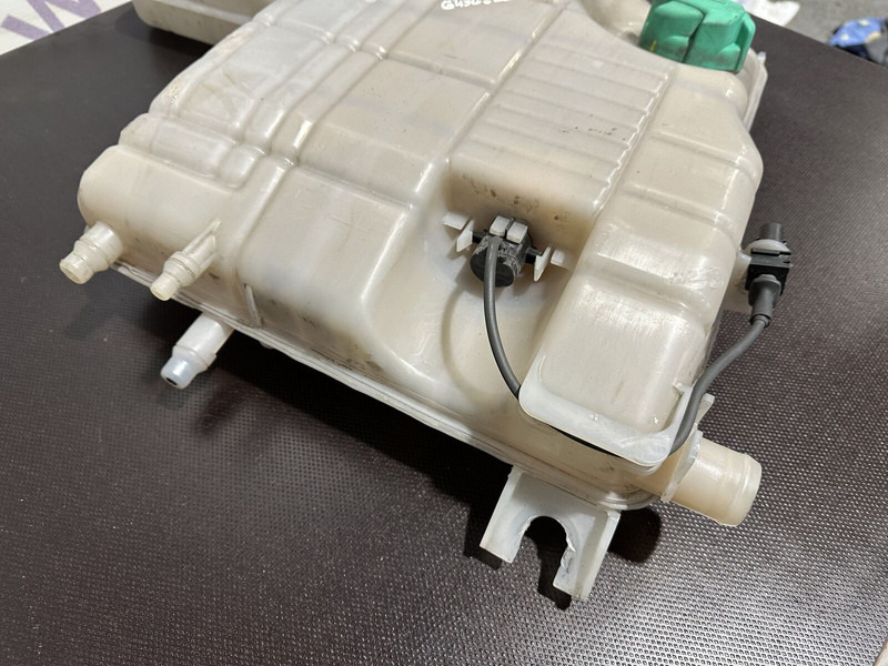 DAF expansion tank - Expansion tank for Truck: picture 4 DAF expansion tank - Expansion tank for Truck: picture 4
