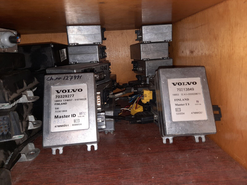 Volvo 70329277 / 70395975-P01 / 70361720-P01 / 70322237-P02 - ECU: picture 1 Volvo 70329277 / 70395975-P01 / 70361720-P01 / 70322237-P02 - ECU: picture 1