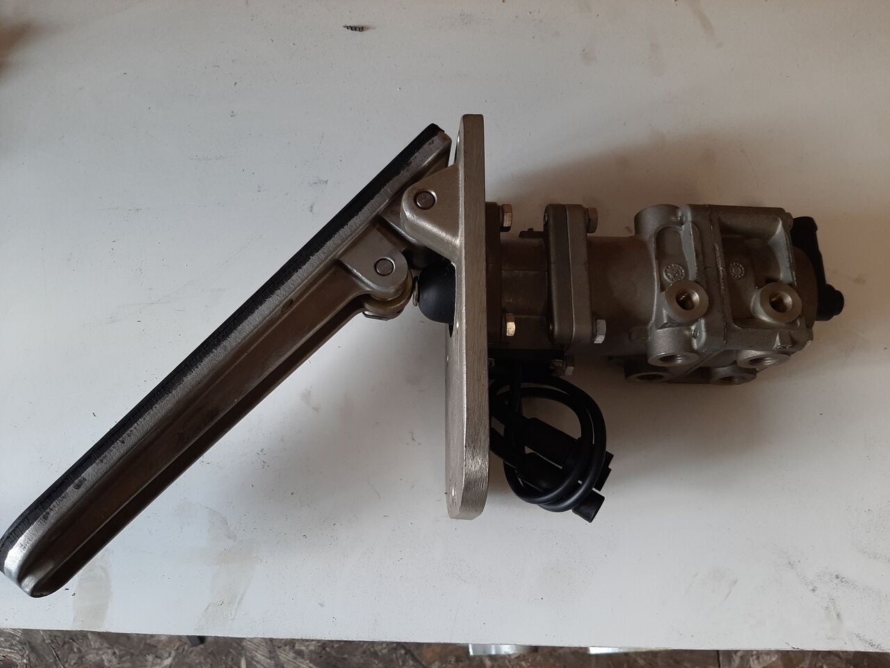 Volvo B12 - Brake cylinder for Bus: picture 2 Volvo B12 - Brake cylinder for Bus: picture 2