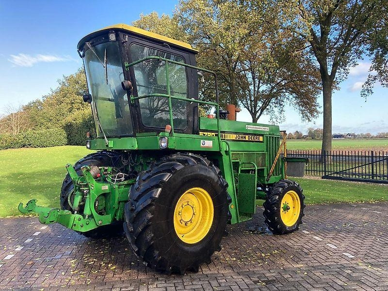 John Deere 5720 - Agricultural machinery: picture 1 John Deere 5720 - Agricultural machinery: picture 1