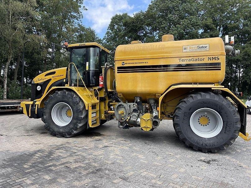 Fertilizer spreader TerraGator 2244: picture 7