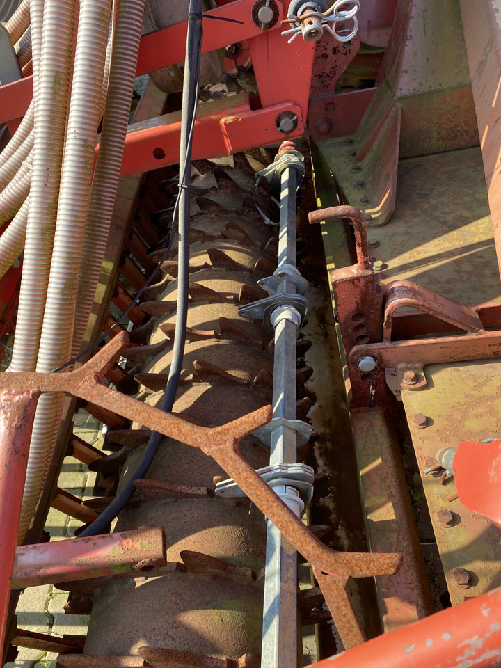 Combine seed drill Kverneland ACCORD Pneumatic DA-S KUHN + Kuhn 4.50m: picture 11