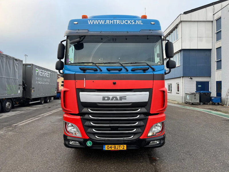 DAF XF 440 6X2 EURO 6 + HERTOGHS HANGER 2X BPW AXLE DHOLLANDIA 3000 KG - Curtainsider truck: picture 2 DAF XF 440 6X2 EURO 6 + HERTOGHS HANGER 2X BPW AXLE DHOLLANDIA 3000 KG - Curtainsider truck: picture 2