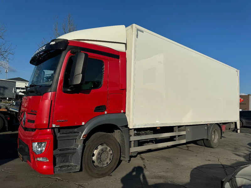 Mercedes-Benz Antos 1924 - 4X2 - EURO 6 + DHOLLANDIA LIFT + ONLY 490.406 KM - Box truck: picture 1 Mercedes-Benz Antos 1924 - 4X2 - EURO 6 + DHOLLANDIA LIFT + ONLY 490.406 KM - Box truck: picture 1