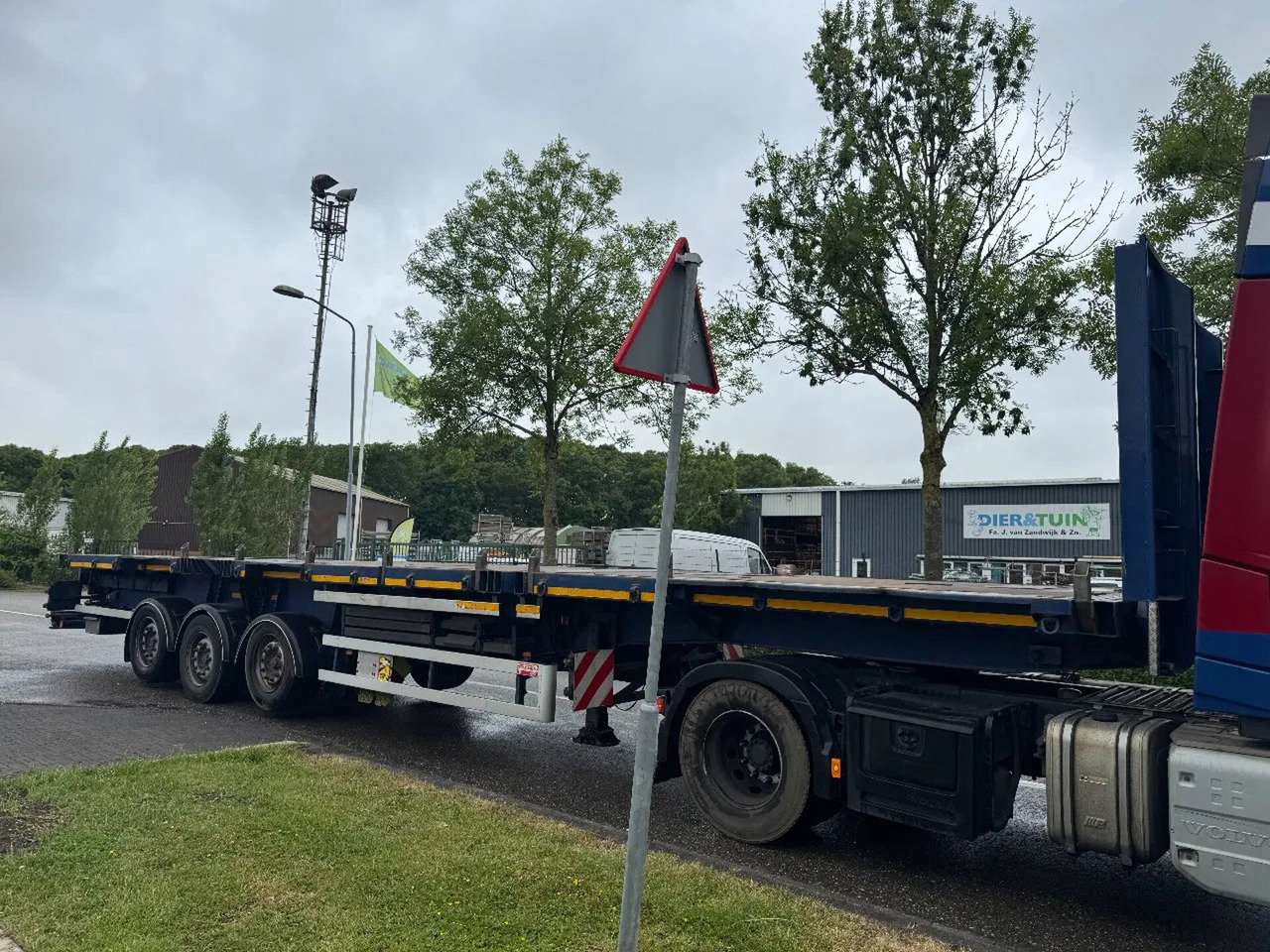Schmidt HAGEN 3 AXLE + LIFTING AXLE - Dropside/ Flatbed semi-trailer: picture 3 Schmidt HAGEN 3 AXLE + LIFTING AXLE - Dropside/ Flatbed semi-trailer: picture 3