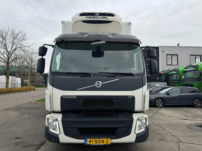 Volvo FE 250 4X2 - EURO 6 + THERMOKING T-500R + DHOLLANDIA LIFT + TÜV 06-2025 - Refrigerator truck: picture 2 Volvo FE 250 4X2 - EURO 6 + THERMOKING T-500R + DHOLLANDIA LIFT + TÜV 06-2025 - Refrigerator truck: picture 2