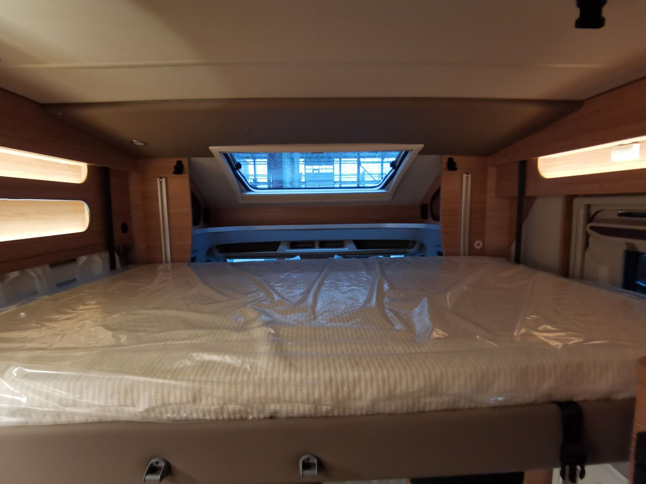 Semi-integrated motorhome Weinsberg CARASUITE 700 MEG /155PS /EINZELBETTEN & RAUMBAD: picture 13