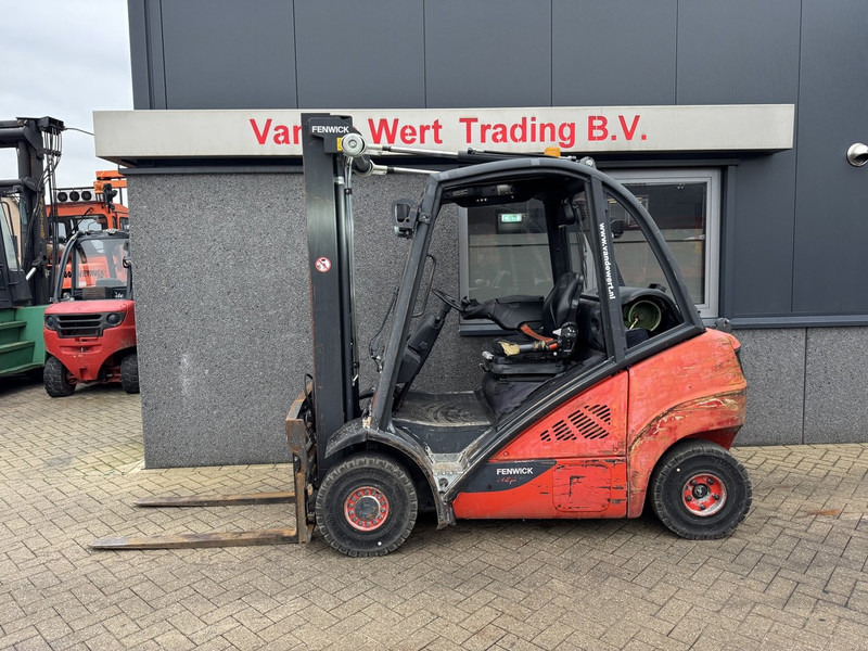 Linde H25T-02 Triplo 550 Freelift / Sideshift / Vorkversteller LPG 2013 - LPG forklift: picture 1 Linde H25T-02 Triplo 550 Freelift / Sideshift / Vorkversteller LPG 2013 - LPG forklift: picture 1