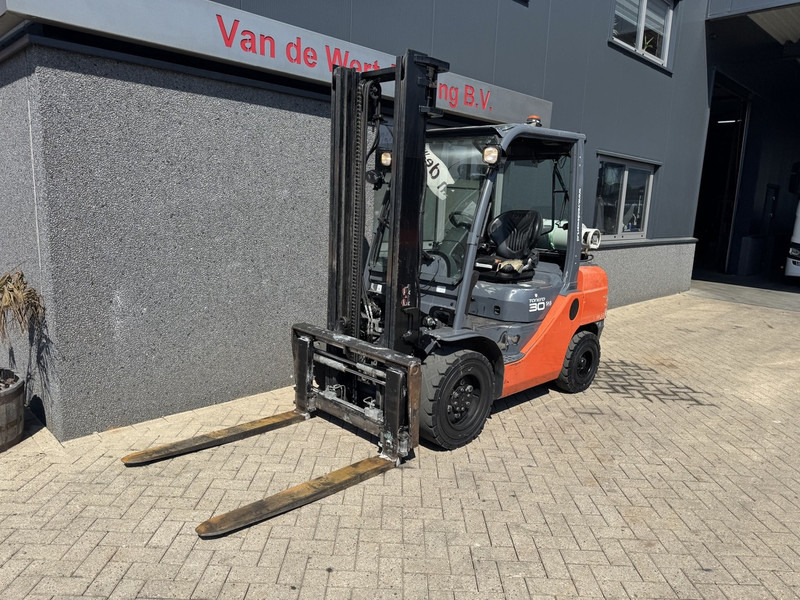 Toyota 02-8FGF30 - LPG forklift: picture 2 Toyota 02-8FGF30 - LPG forklift: picture 2