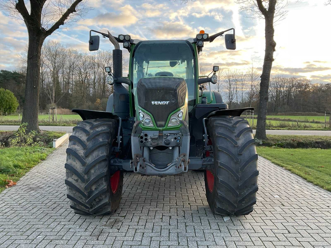 2017 FENDT 720 VARIO S4 ALL-WHEEL DRIVE AGRICULTURAL TRACTOR - Farm tractor: picture 3 2017 FENDT 720 VARIO S4 ALL-WHEEL DRIVE AGRICULTURAL TRACTOR - Farm tractor: picture 3